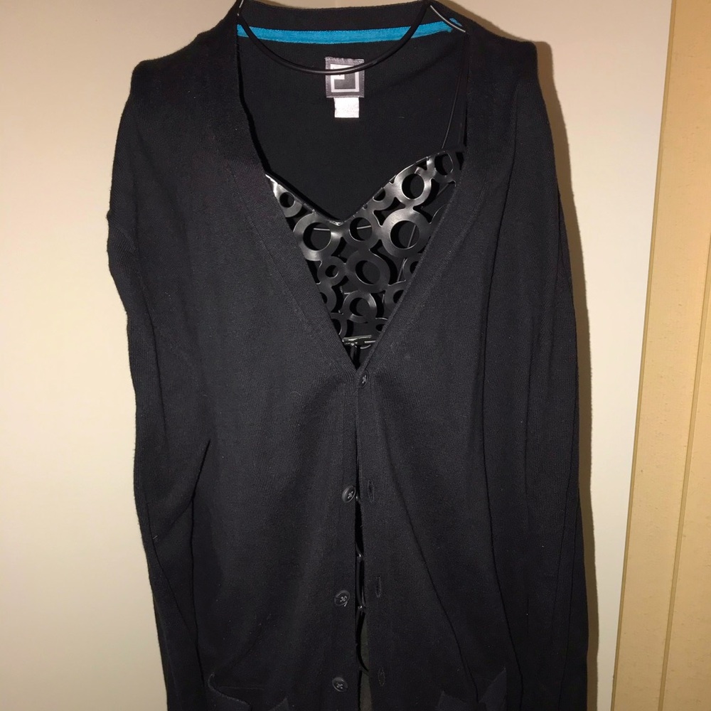 Black men sweater in very good condition.